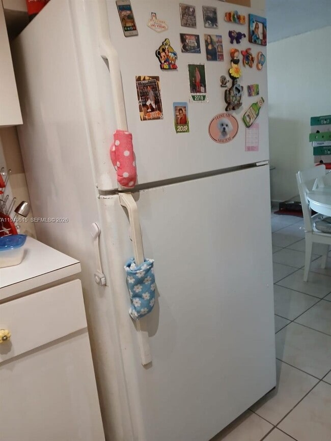 Building Photo - 606 W 81st St