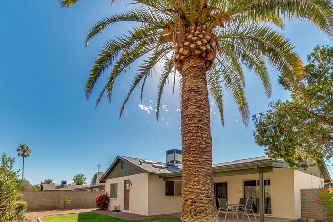 Building Photo - 3 BEDROOM, 2 BATHROOM TEMPE HOME WITH 2 CA...