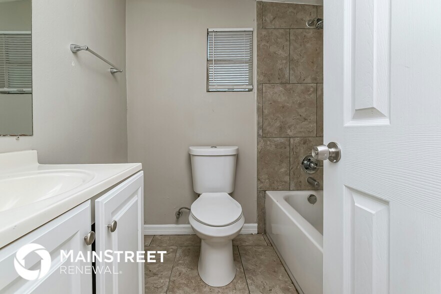 Building Photo - 1349 Parkwood St