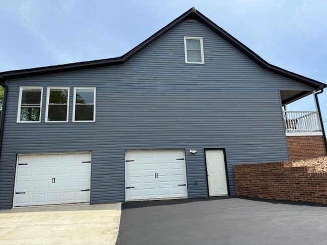 Building Photo - 3 Bedroom / 2.5 Bathroom - Home in Cookeville!