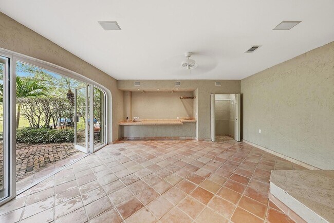 Building Photo - 6204 Paradise Point Dr