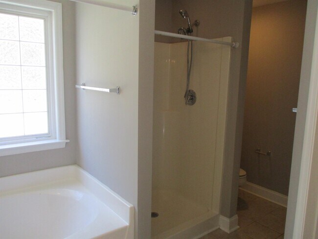 Building Photo - 2808 Blue Bell Ln