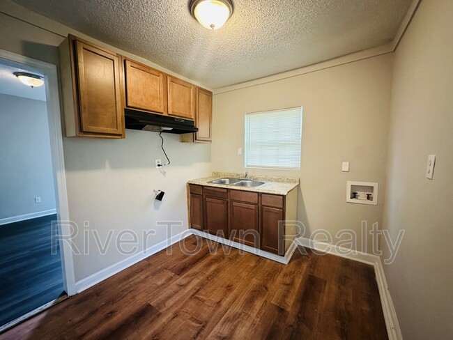 Building Photo - 677 Buntyn St