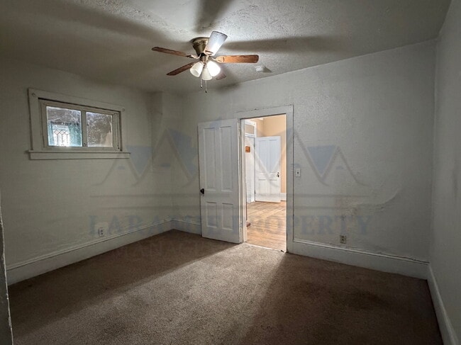 Building Photo - Pet Friendly 3 Bedroom Apartment