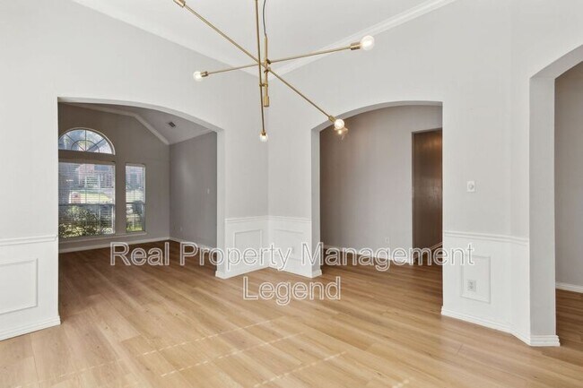 Building Photo - 8012 Greenwood Dr