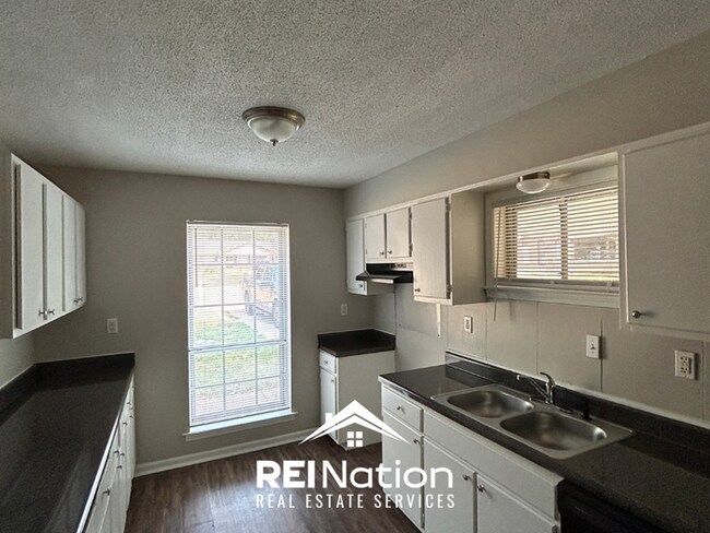 Building Photo - HORN LAKE CHARMER! 3BR/1BA | Vinyl Plank Floors & Open Kitchen | Fenced Yard!