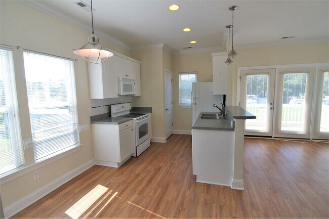 Building Photo - 2BR, 2BA Duplex with Close Water Access fo...