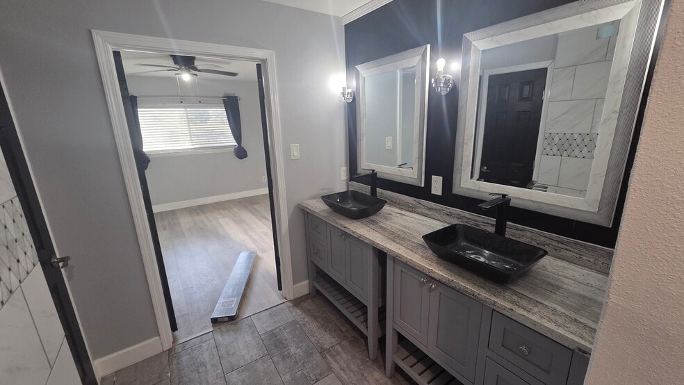 EnSuite Master Bath - 15865 Shatterway Ln