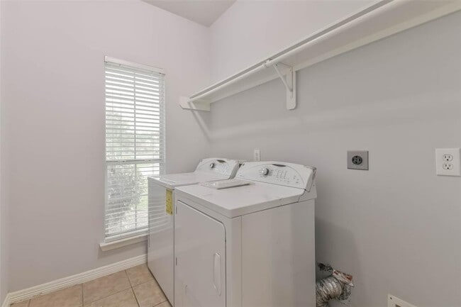 Building Photo - 2212 Highland Crossing Dr
