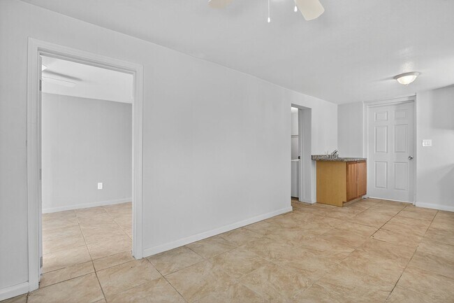 Building Photo - 1410 S 24th Ave