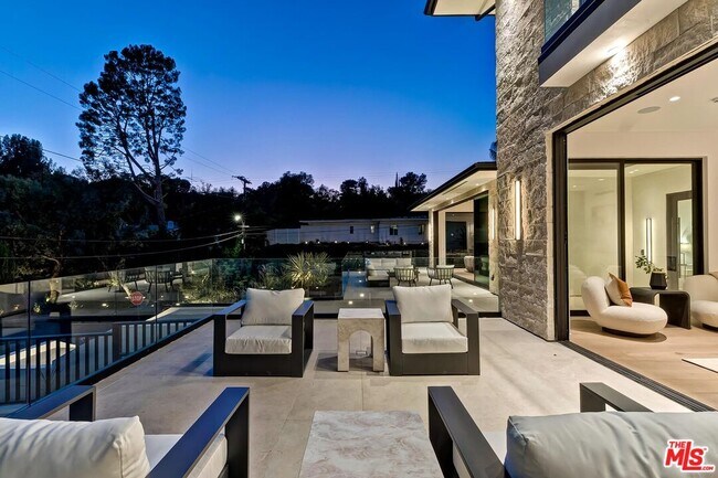 Building Photo - 16879 Mooncrest Dr