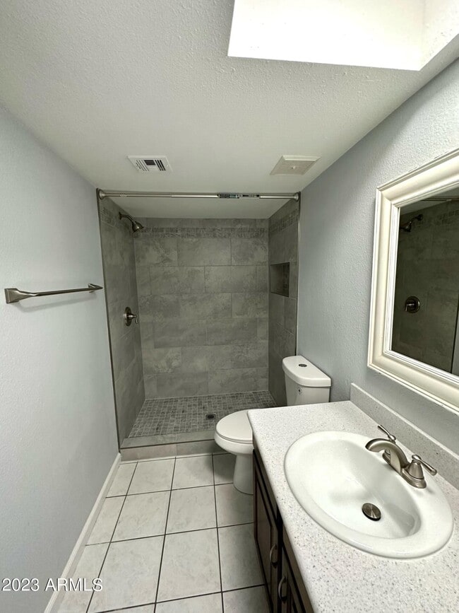 Building Photo - 821 E Orange Dr