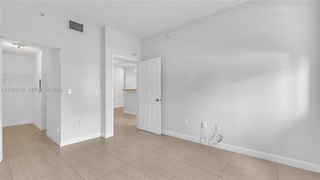 Building Photo - 533 NE 3rd Ave