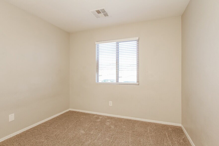Building Photo - 1588 S 220th Ln