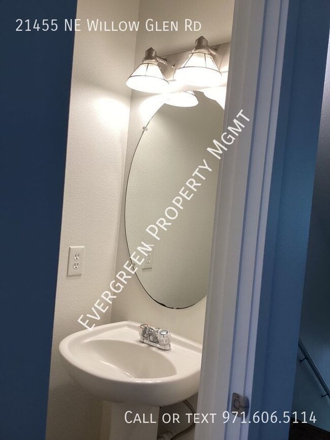 Building Photo - Beautifully remodeled 3-bedroom, 2.5-bathr...
