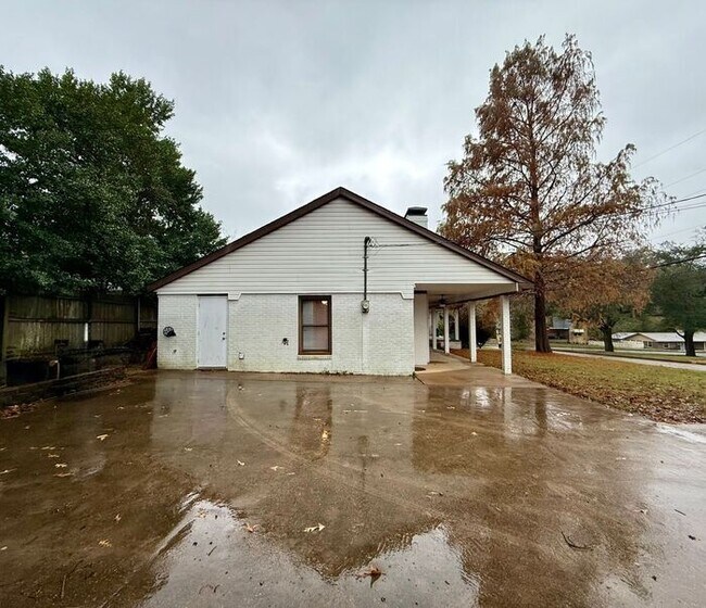 Building Photo - Tour Today! 3 Bed 2 Bath in Tyler!