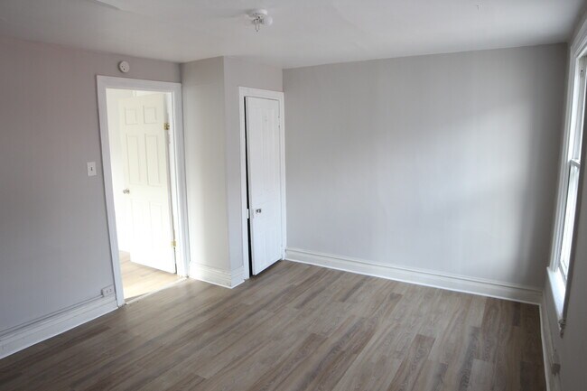 Building Photo - 1135 Oak St