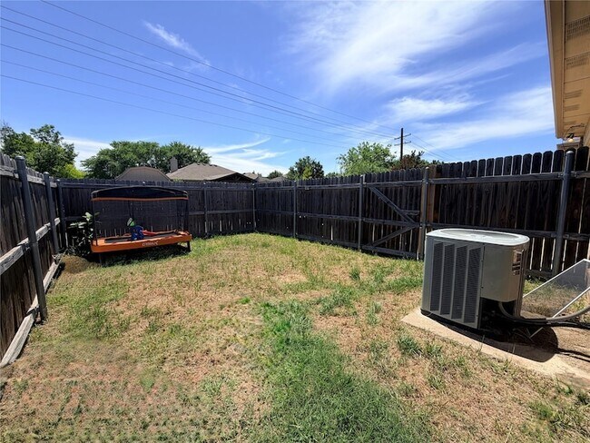 Building Photo - 1506 Poinsettia Blvd