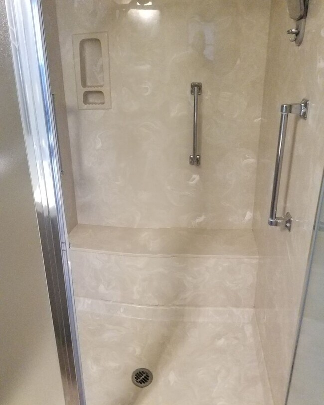 Building Photo - 5 bedrooms 2 baths close to campus and huge Backyard!