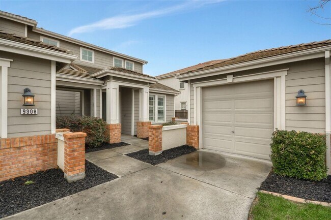 Building Photo - 4 Bedroom, 3 Bath - 3 Car Garage - Gorgeous!!!