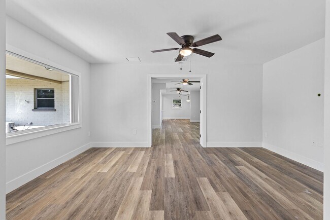 Building Photo - SFH Fort Myers 1561