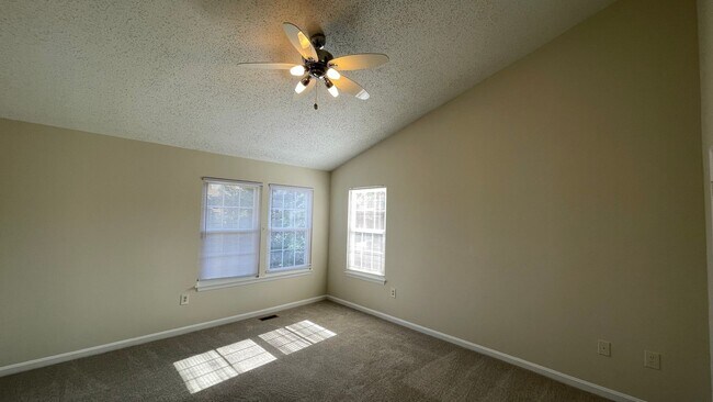 Building Photo - End Unit Townhouse in North Stafford