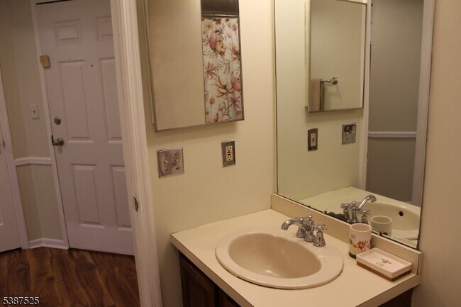 Building Photo - 75 Quartz Ln
