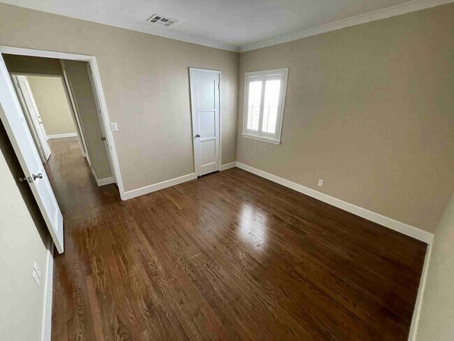 Building Photo - 4432 Bakman Ave
