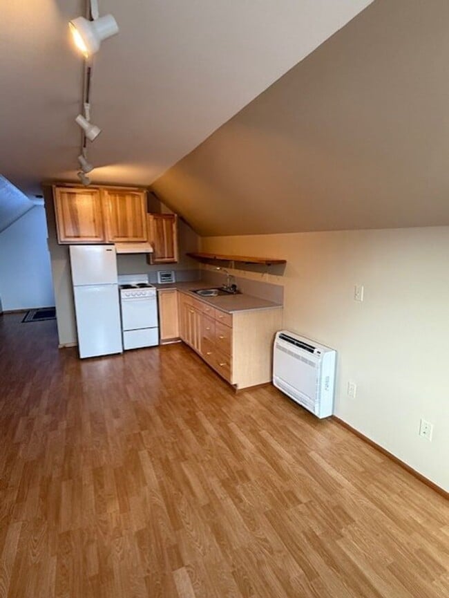 Building Photo - Cute studio apartment ready for move in