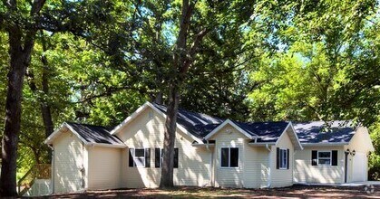 Building Photo - Stunning 4 bdrm/2 bath in Genoa City
