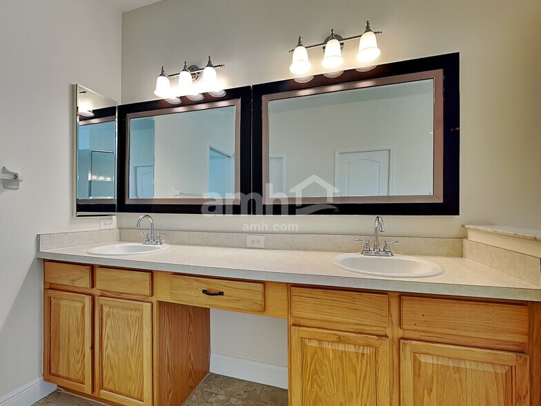 Building Photo - 802 Lesa Glen Pl