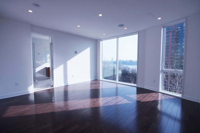 Building Photo - 5 Washington Pl