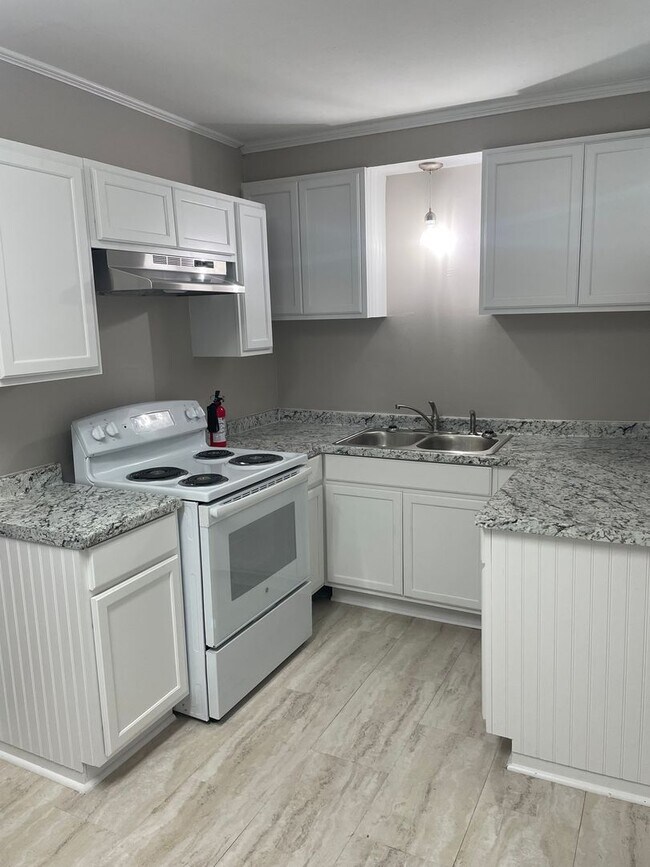 Building Photo - Highland 1 Bed Apartment