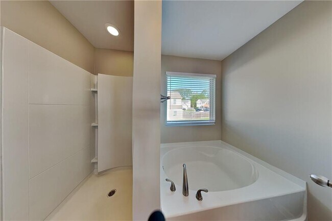 Building Photo - 354 Hawthorn Dr