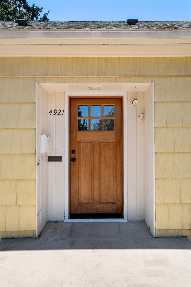 Building Photo - 4921 SE 76th Ave