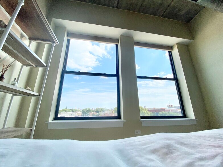 Master Br - 3245 N Ashland Ave