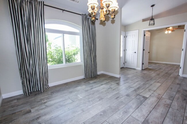 Building Photo - 3 Bedroom Home in Viewpoint East  Applicat...