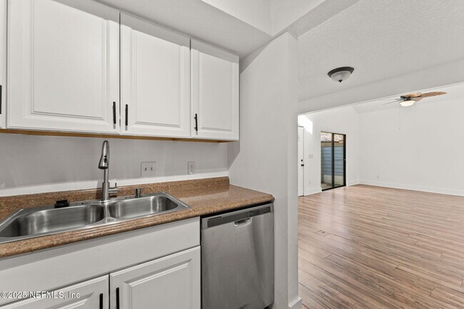 Building Photo - 1601 Challenger Ct W