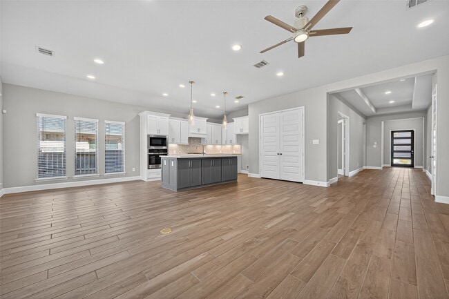 Building Photo - 15330 Legacy Pk Wy