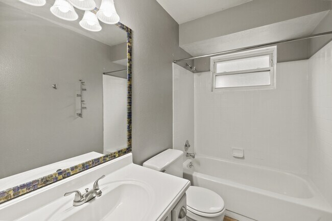 Building Photo - 5647 Old Farm Cir E