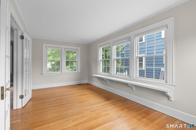 Building Photo - 12 Middlefield Dr