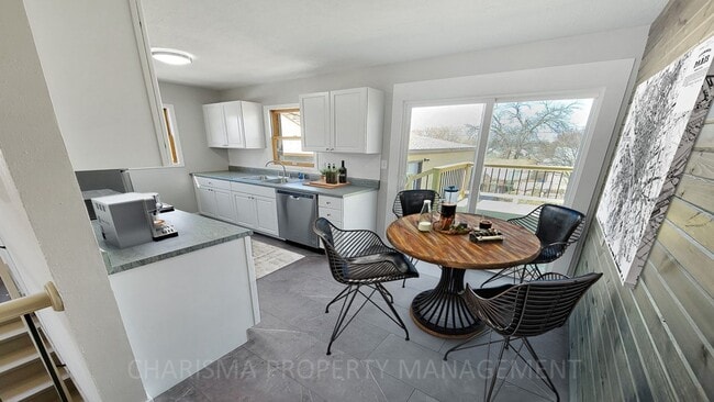 Building Photo - Newly Updated 2 Bedroom, 1.5 Bath House, Centrally Located