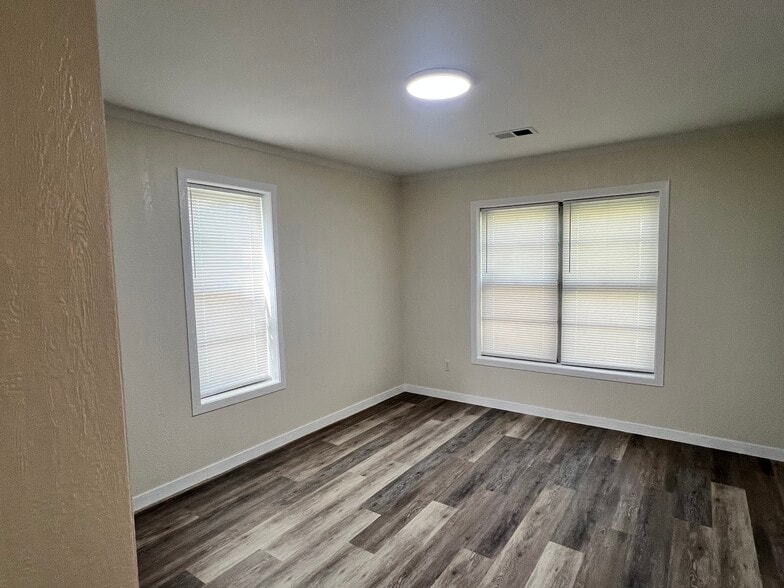 Building Photo - 929 E Sullenberger Ave