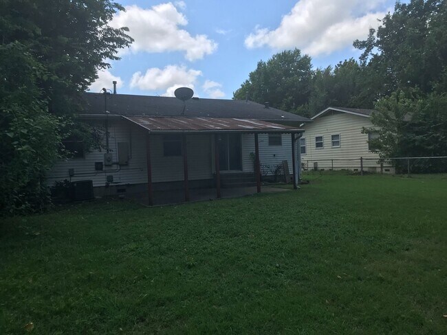 Building Photo - 3 bedrooms, 1.5 bath, close to Brookside restaurants, shopping and entertainment.