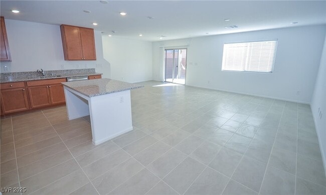 Building Photo - 5401 Lynn Crk Ave