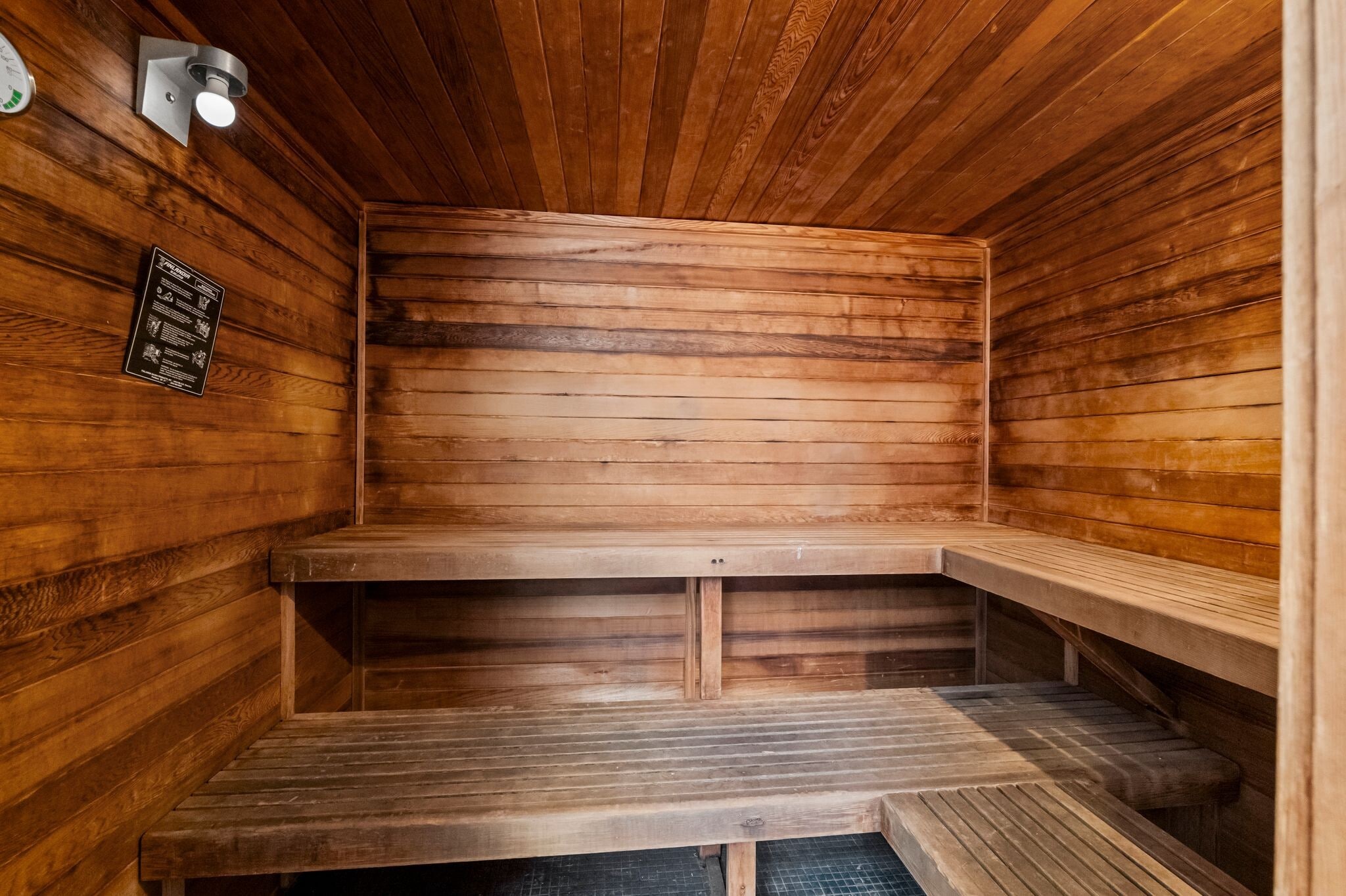 Sauna - 2020 N Lincoln Park W