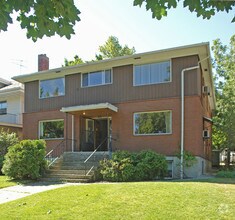 Building Photo - 1521 W 8th Ave