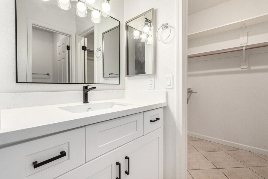 Building Photo - 1825 W Ray Rd