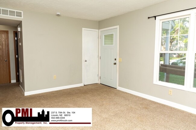 Building Photo - 2 Bedroom and 1 Bathroom Duplex Available ...