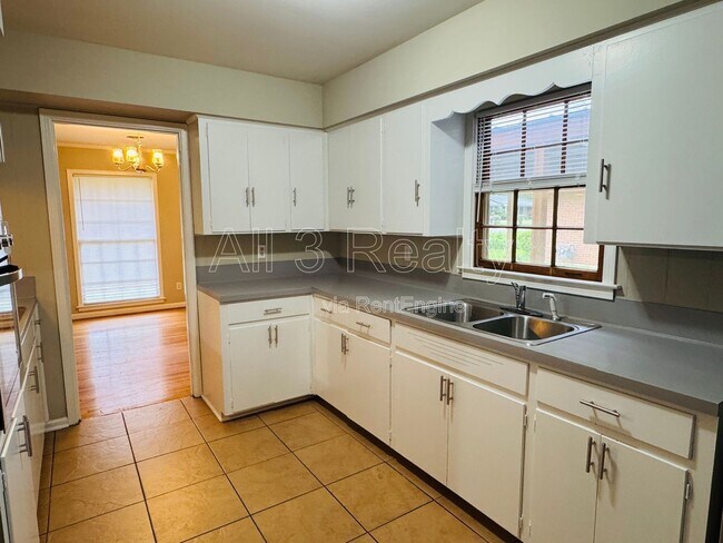 Building Photo - 3253 Windwood Dr